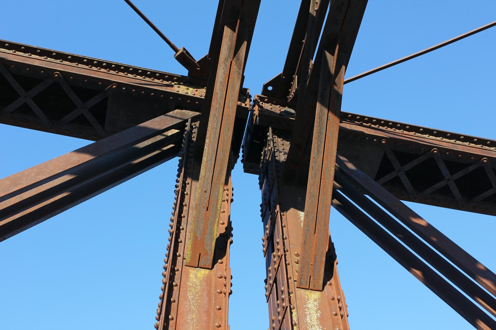 Upper angle connections between spans